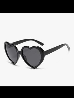 🆕 Heart-Shaped Oversized Women's Sunglasses - Black